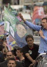 Crivella discursa em carro de som durante campanha eleitoral para a prefeitura do Rio de Janeiro