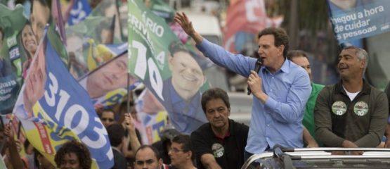 Crivella discursa em carro de som durante campanha eleitoral para a prefeitura do Rio de Janeiro