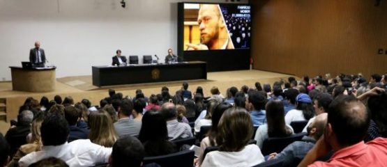 Imagem de um auditório onde aconteceu o seminário de comunicação de mandato e o tema mobilização política foi abordado pelo palestrante Fabrício Moser
