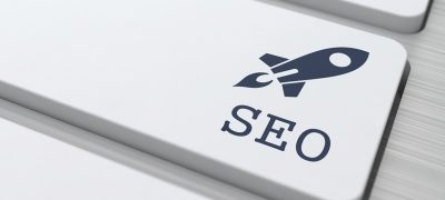 Imagem de uma tecla estampada om um foguete para representar a importância das técnicas de SEO para o marketing político