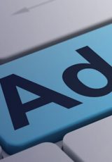 imagem de um teclado com a palavra ads representando os anúncios on-line na comunicação política