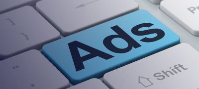 imagem de um teclado com a palavra ads representando os anúncios on-line na comunicação política